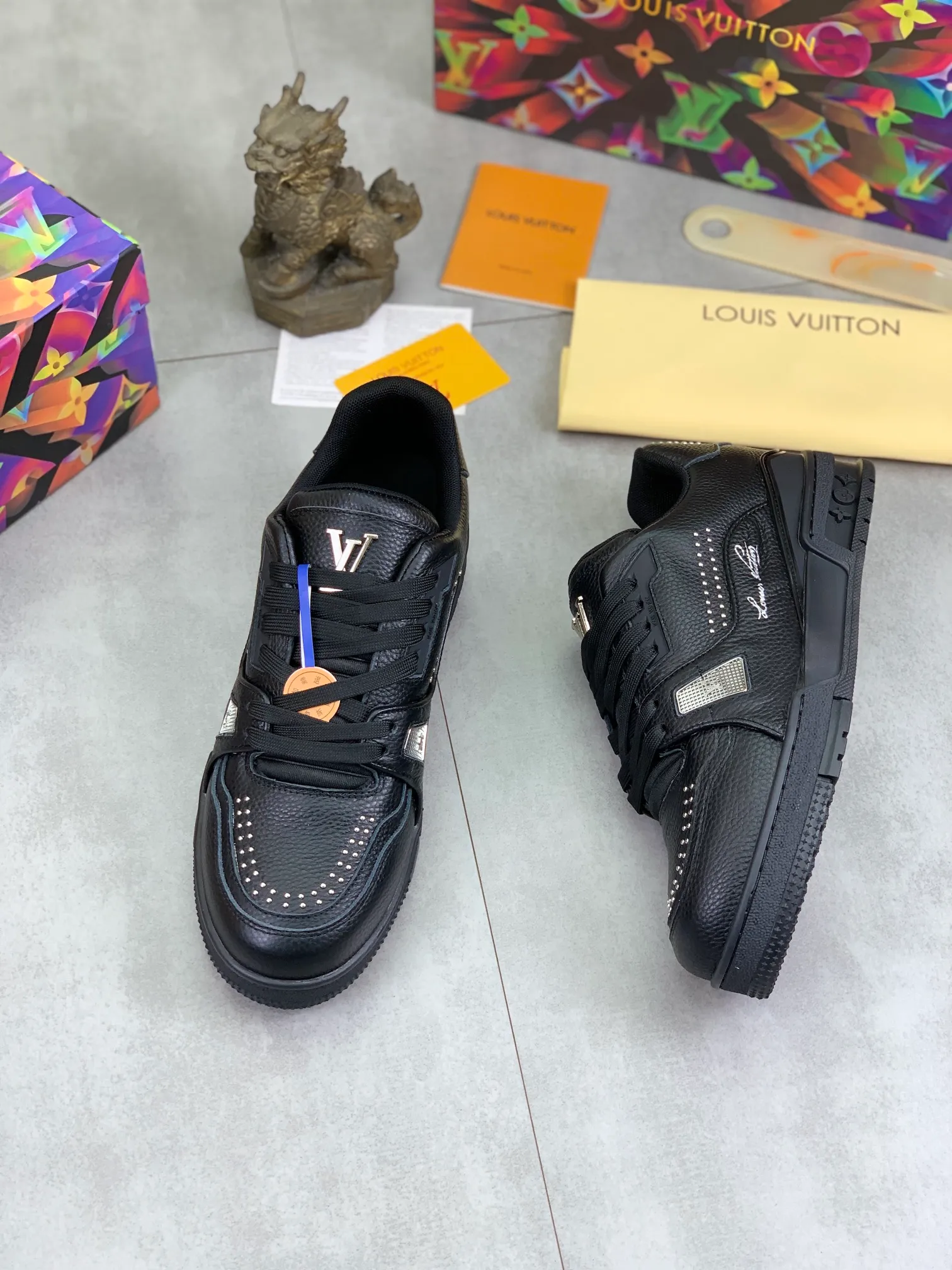 Men's shoes 💰P600 New style 💰💎💎Latest color High version 2025Louis*Vuitto* LV Traine Catwalk TRAINER outsole and fabric private model A shoe that definitely costs a lot of money and effort. This series was designed after the arrival of Vifgil. It is favored by many fans every season. Original TPU outsole Original packaging Men's size: 38-45 (46 can be customized) Color: black and white optional (available from stock, super fast delivery)